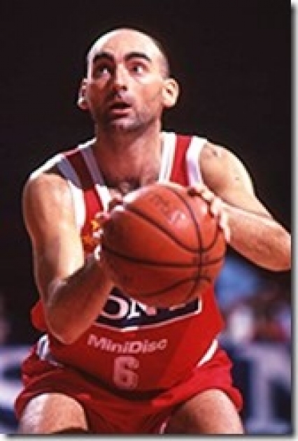 Flavio Portaluppi al tiro in maglia Olimpia